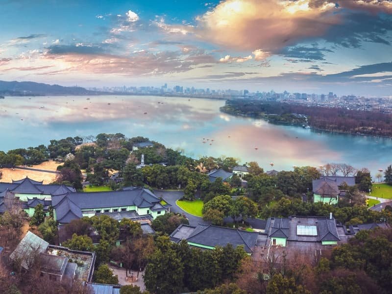 East China Travel Guide 2 East China travel guide West Lake in Hangzhou with boats and willow-lined shores