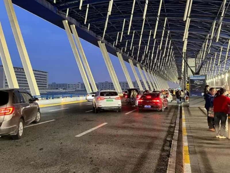 Hongqiao to downtown Shanghai finding the official taxi queue outside Hongqiao in the evening