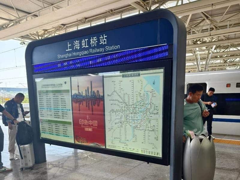 Hongqiao to downtown Shanghai transferring to Shanghai Hongqiao metro to city with luggage