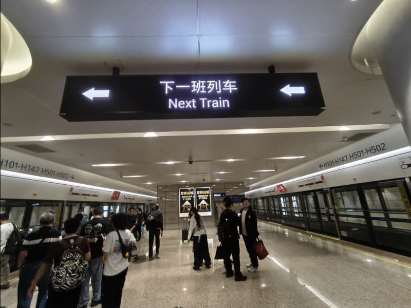 PVG to downtown Shanghai- boarding the metro with luggage on Line2