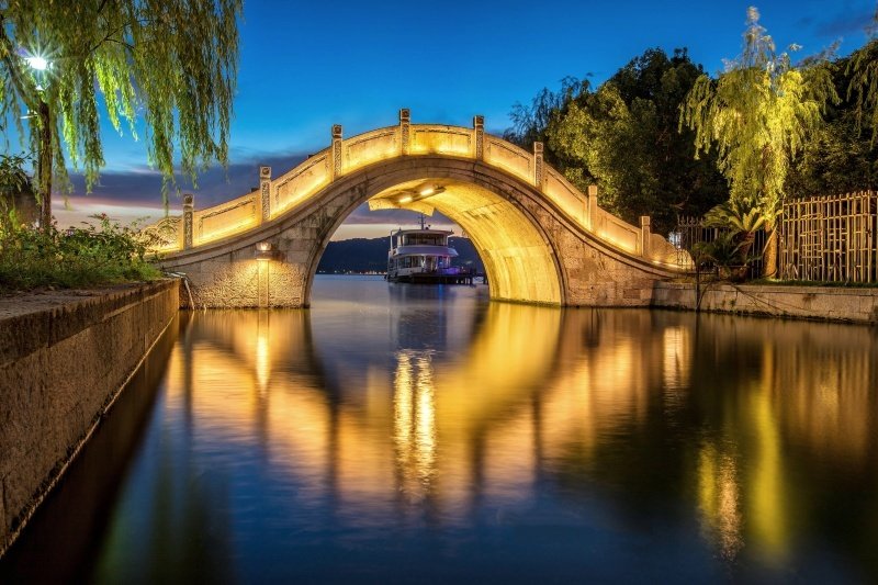 West Lake Hangzhou at night with reflections, East China itinerary 7 days