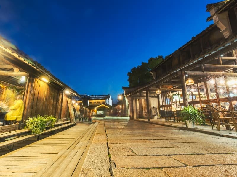 Wuzhen travel guide – Wuzhen night views with lantern-lit canals at night