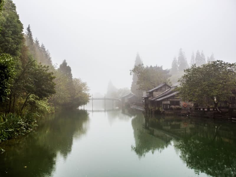 Wuzhen travel guide – misty morning after rain in Wuzhen water town