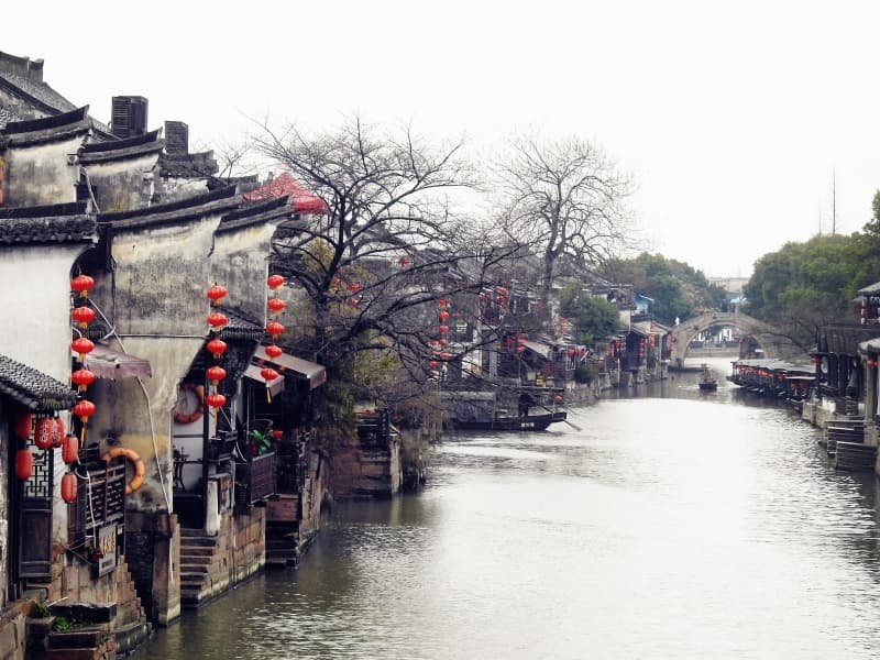 Wuzhen travel guide – traditional canals and stone bridge in Wuzhen water town