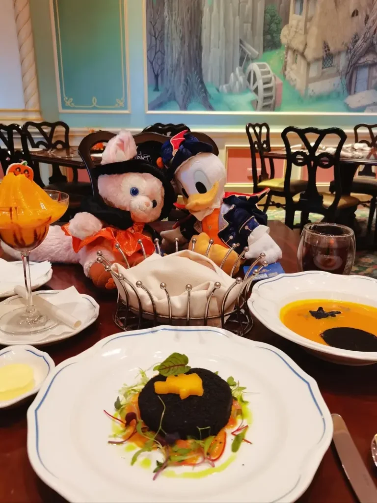 Tangled Tree Tavern shanghai disney restaurants Fantasyland family dining