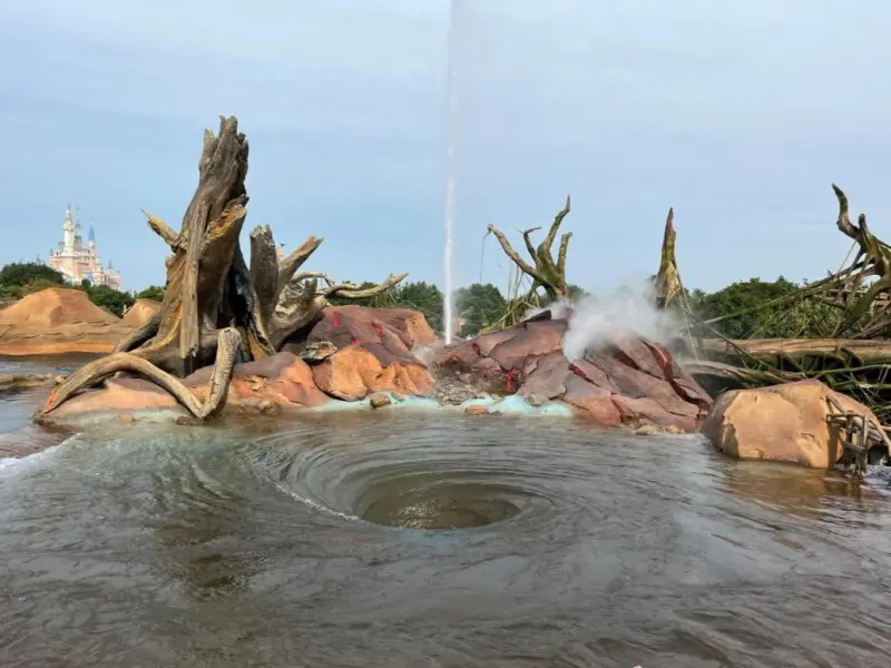 Best Rides Shanghai Disney: Top 15 Attractions Guide 4 best rides shanghai disney Roaring Rapids