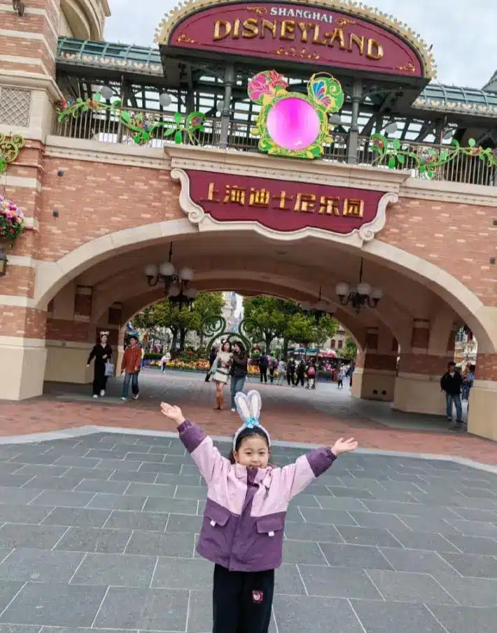 shanghai disneyland morning entrance low crowds